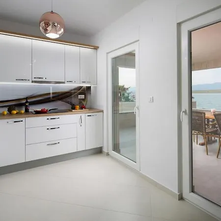 Apartment By The Sea - 19422 Vir